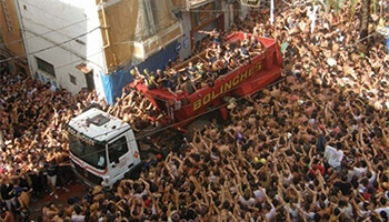 Persone presenti alla Tomatina di Buñol